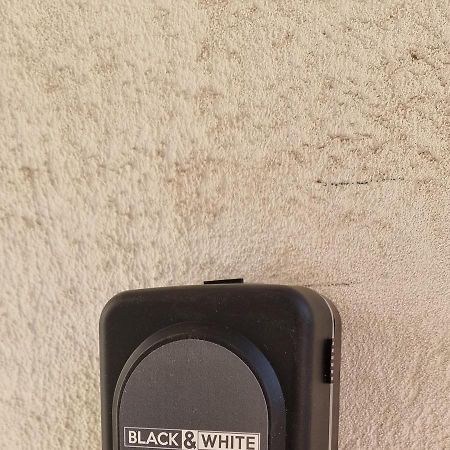 Black&White Guest House Iglesias Extérieur photo