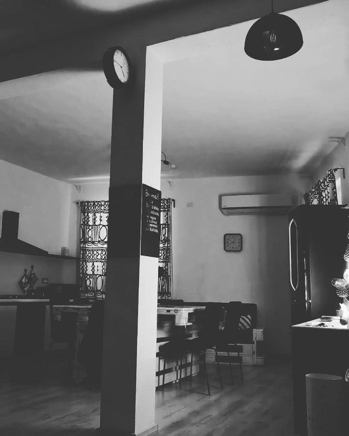 Black&White Guest House Iglesias Extérieur photo